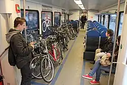 Het fietsvervoer op de Merwedelingelijn was voorheen gratis, in 2024 betaalt een reiziger in de spitsuren voor deze service.