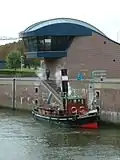 Bedieningshuis met sleepboot Jan de Sterke uit Gorinchem voor de deur