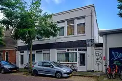 Het voormalige kantoor van de broodfabriek van de coöperatie Samenwerking. De tekst boven de ingang is overgeschilderd.