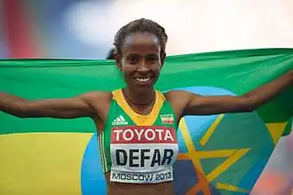 Meseret Defar viert haar overwinning op de 5000 m tijdens de WK van 2013, Moskou.