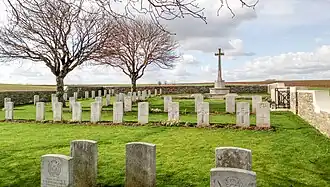 Zicht op de graven en Cross of Sacrifice