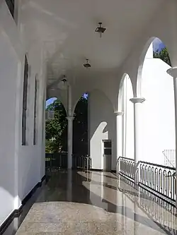 De zijkant van de moskee.