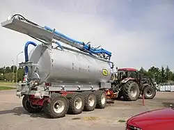 Vierassige getrokken mesttank met rugzuigarm