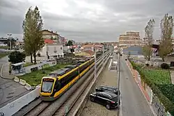 Achtassige sneltram op een voormalig spoortraject in de regio Porto.