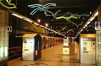 Perron van het station met het kunstwerk "Vol&nbsp;de&nbsp;Canards" (bsubway.net)