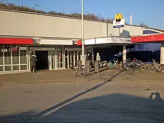 De ingang van het metrostation aan de zuidkant.
