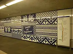 De tegelmotieven in de hal.