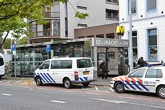 Ingang metrostation, nu overdekt en afsluitbaar.