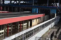 Een tijdelijk volgebouwd perron (begin 2013).