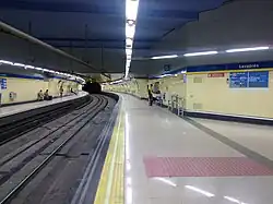 Sporen en perrons gezien uit het zuiden; vooraan de stationskuip uit 2005, achteraan het gebogen gewelf uit 1935.