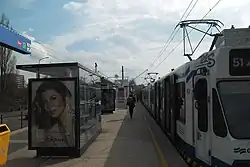 De sneltram hier bij de voormalige halte.