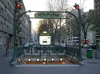 de enige ingang van het metrostation