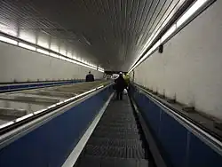 De roltrappen tussen verdeelhal en het perron