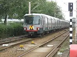 Rijtuig passeert een spoorwegovergang bij station Alexander; 2008.