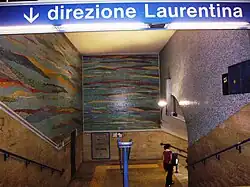 het mozaïek boven de oostelijke trappen tussen hal en perron.