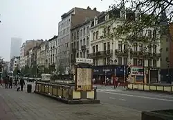 Zuidelijke toegangen tot het station aan het Anneessensplein.