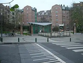 Toegang tot het station aan de Waterloosesteenweg