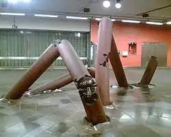 Kunstwerk "Sculptures" in de lokettenzaal.