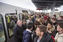 Drukte op het perron op 24 april 2014.