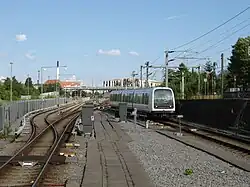 De metro rijdt het station binnen.