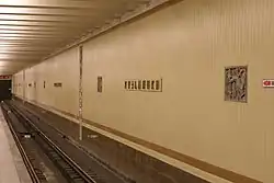 De tunnelwand met de bas-reliëfs na het groot onderhoud