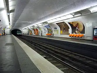 Het station Rennes gezien naar het noorden. Een MF67 van lijn 12 vertrekt richting Porte de la Chapelle