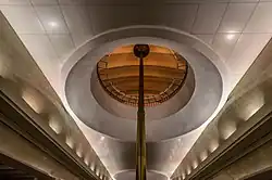 Blik naar boven vanaf het onderste perron