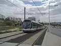 Combino Plus tram vlak voor de halte Boa Esperança