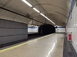 De sporen en perrons van lijn 10, met scheidingswand