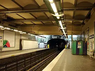 Uitzicht in het station in de richting van het Gare de l'Est, met een groovy tegeltableau op de tunnelmuur