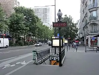 De stationsingang bij de Avenue Jean Jaurés