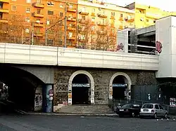 De ingang bij het viaduct.