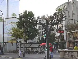 de ingang van het station