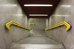 Een van de trappen tussen verdeelhal en perrons