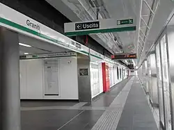 De perrondeuren langs het perron