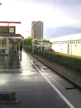 De Arrheniusflat gezien vanaf metrostation Binnenhof