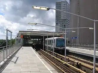 Metrostation Maashaven met een metro richting De Akkers op lijn D.