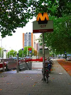 Een andere ingang van het station.