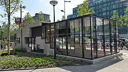 Buitenzijde metrostation in/uitgang Platanenweg Oost (mei 2019)