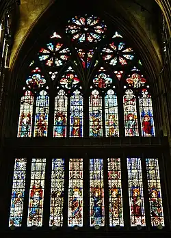 Venster uit plm. 1504, met voorstellingen van apostelen en martelaren, van de hand van Théobald of Diebold uit Lixheim