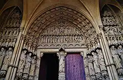 Oostelijk portaal: de zegenende Christus, daaronder: het Laatste Oordeel