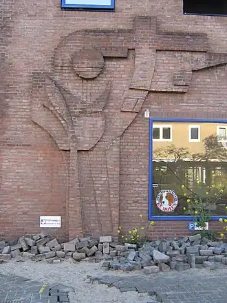 Modernistisch metselwerk in bijgebouw.