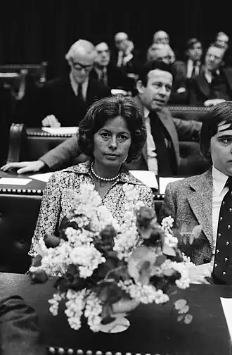 Mevrouw Vrijlandt Krijnen met bloemstuk in Tweede Kamer bank