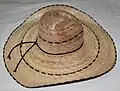 Een Mexicaanse sombrero met zeer brede rand en een contrasterende bies