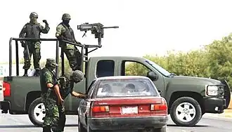 Mexicaanse soldaten aan een checkpoint.