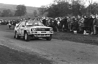 Mouton in actie over een van de openingsproeven; de rally eindigend net buiten het podium