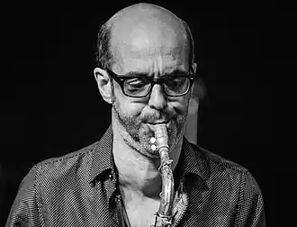 Michaël Attias op het podium in Energimølla, Kongsberg 2024 Foto door Tore Sætre