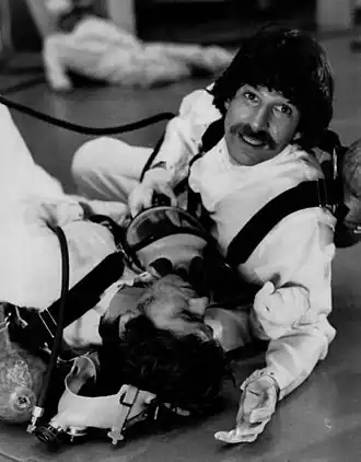 Michael Brandon (boven) en William Devane (onder) in Red Alert, 1977.