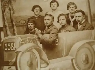 André Demedts met zijn zus Gabriëlle Demedts en met familie Declercq, circa 1923.