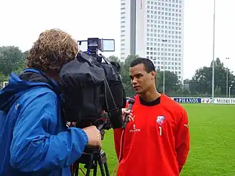 Profvoetballer Michel Vorm wordt geïnterviewd door Namen & Rugnummers